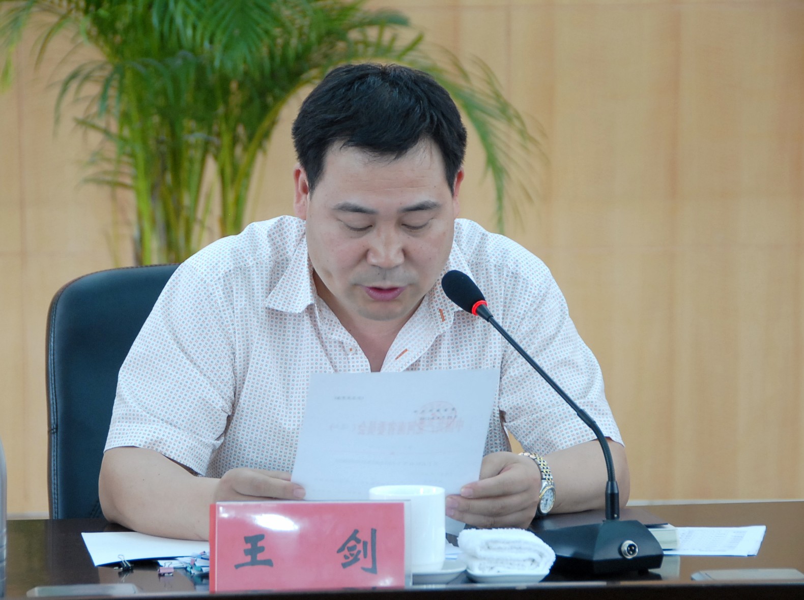 4省委组织部科教企业干部处副处长王剑宣读省委关于8803威尼斯检查中心领导干部职务任免的决定.JPG