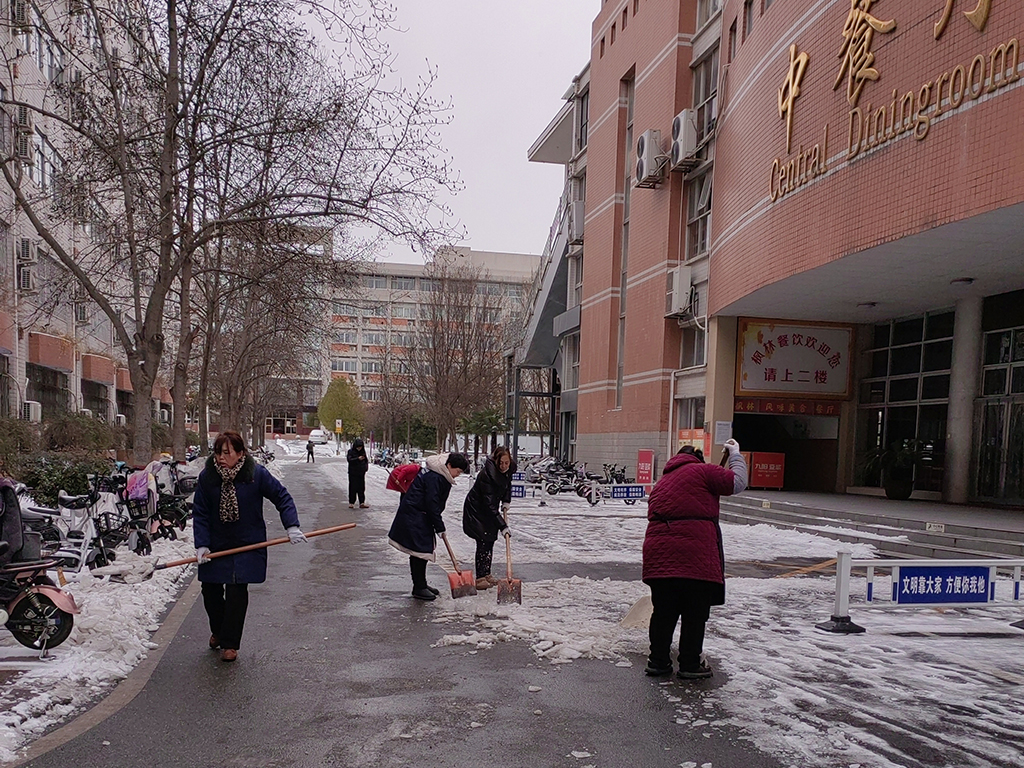 1公寓员工清扫道路积雪.jpg
